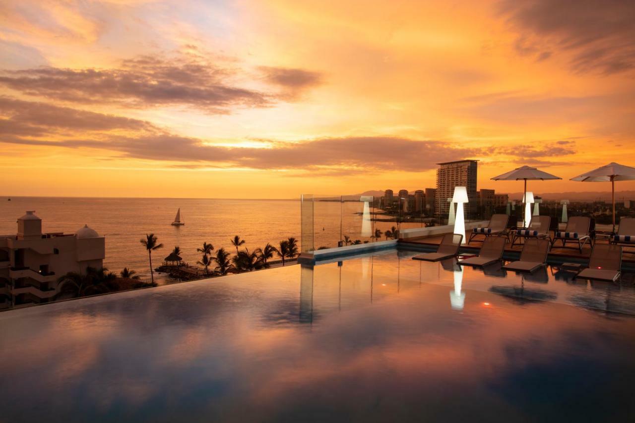 Crown Paradise Golden All Inclusive Resort - Adults Only Пуерто Валярта Екстериор снимка Sunset at the pool